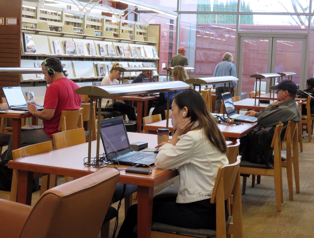 青春旋律，大学生合唱比赛激情唱响校园，展现青春风采